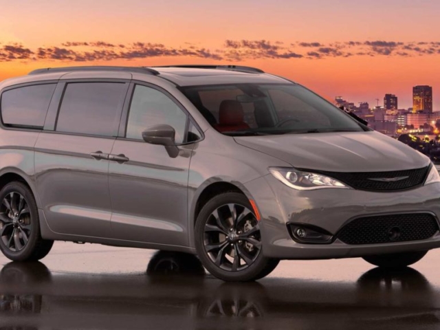 2020-chrysler-pacifica-red-s-edition-2
