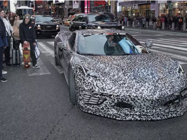 La futura generazione di Corvette è stata sorpresa a Time Square