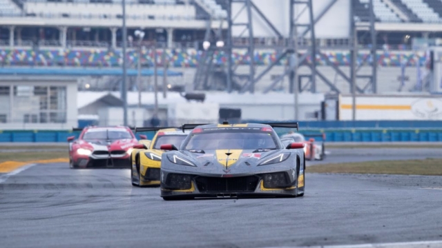 corvette-racing-chevrolet-c8-24-ore-daytona-2021-gtlm-imsa-rolex24-gruppo-cavauto-dealer-ufficiale-per-mercato-italiano