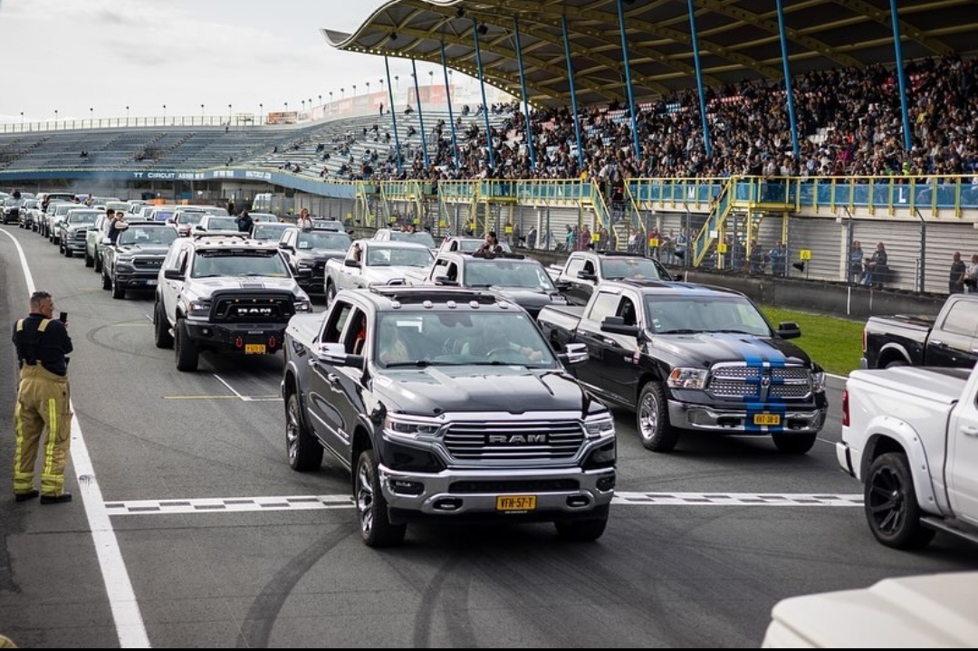 Ad Assen nuovo Guinness World record. Protagonisti 761 Dodge RAM! Ad Assen nuovo Guinness World record. Protagonisti 761 Dodge RAM!