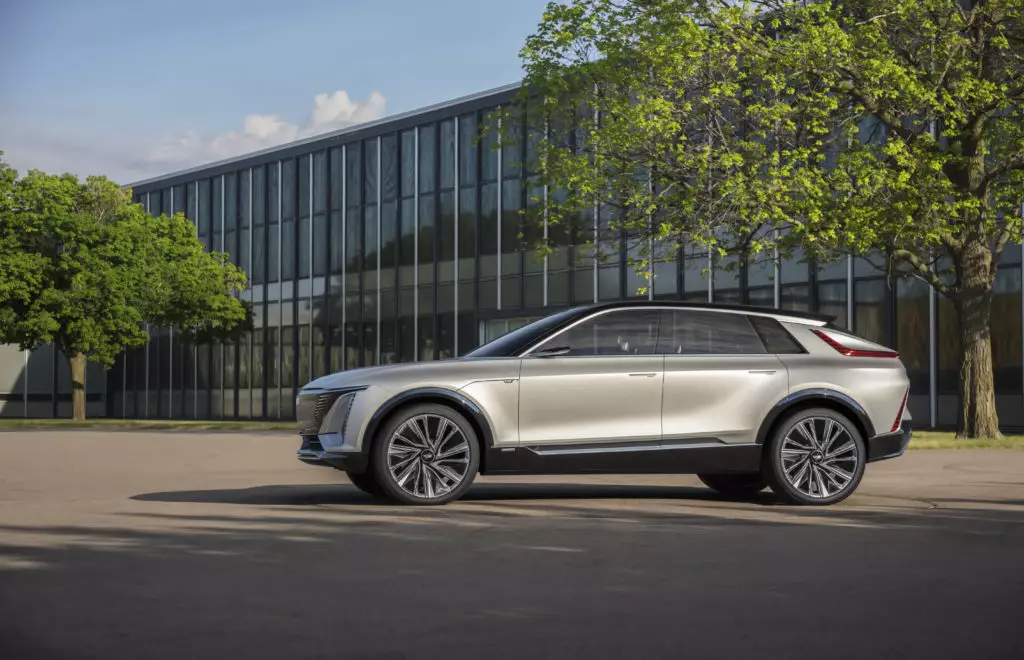 La presentazione di LYRIQ introduce Cadillac in un futuro elettrico.