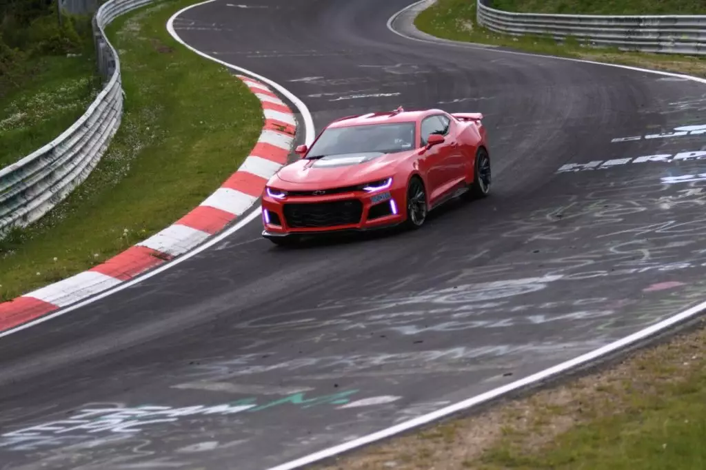 Chevrolet Camaro ZL1 2017 sferra il suo attacco al ‘RING