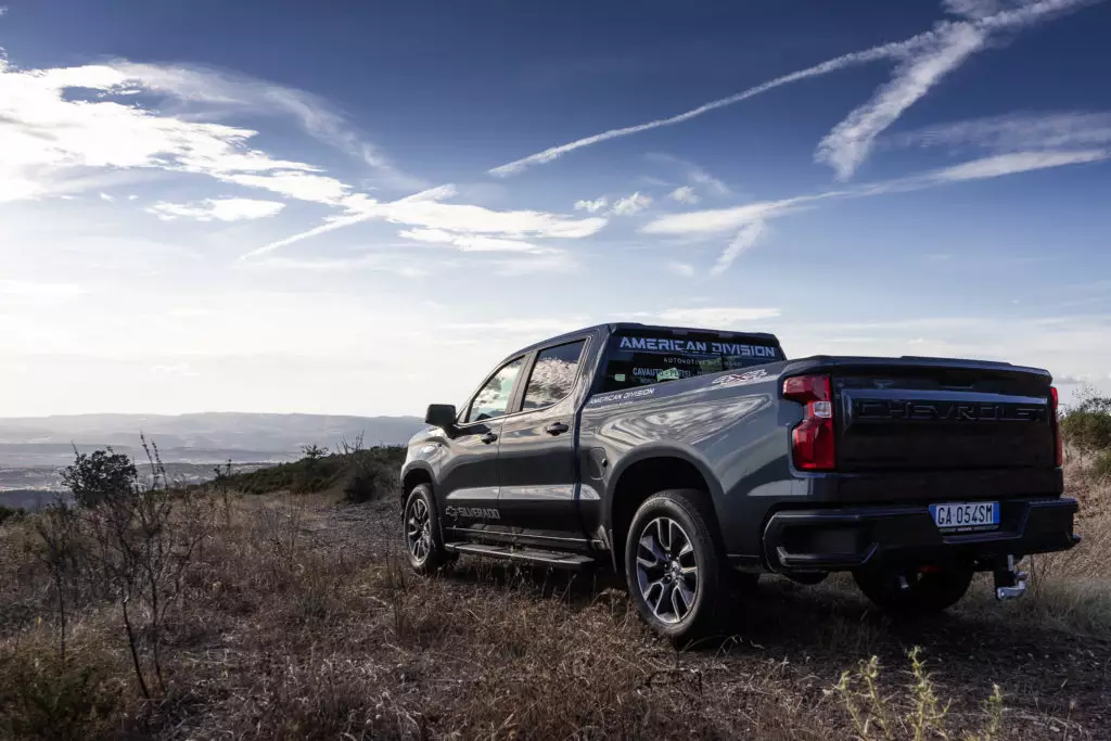 Chevrolet Silverado: in Sardegna con Simone Zignoli e Yamaha Italia