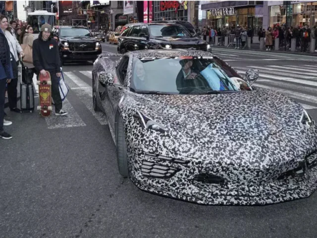 La futura generazione di Corvette è stata sorpresa a Time Square