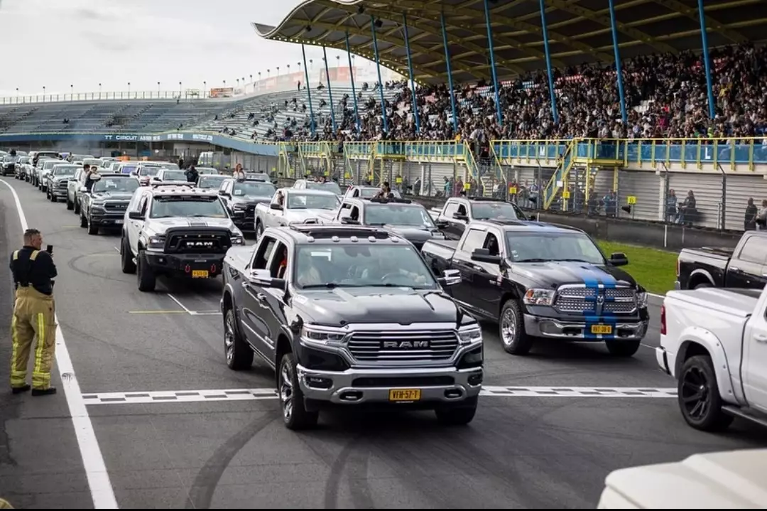 Parata di pick up RAM nel circuito di Assen per il Guinness World Record