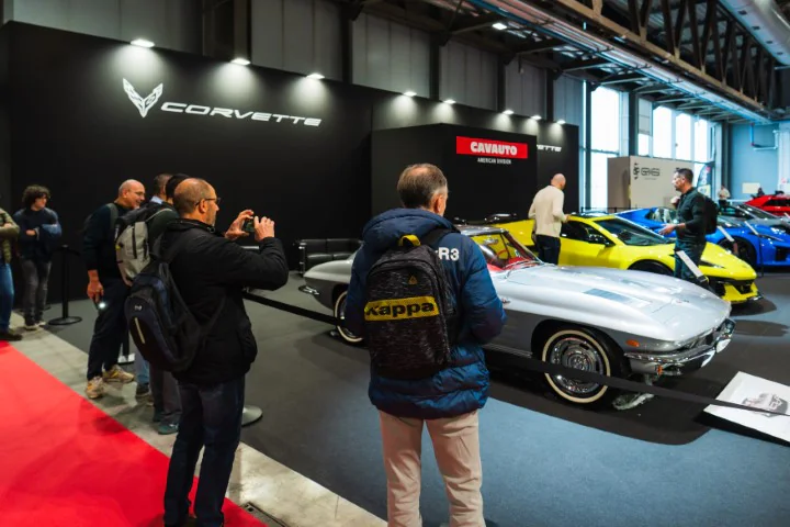 Gruppo Cavauto con Corvette a Milano Autoclassica