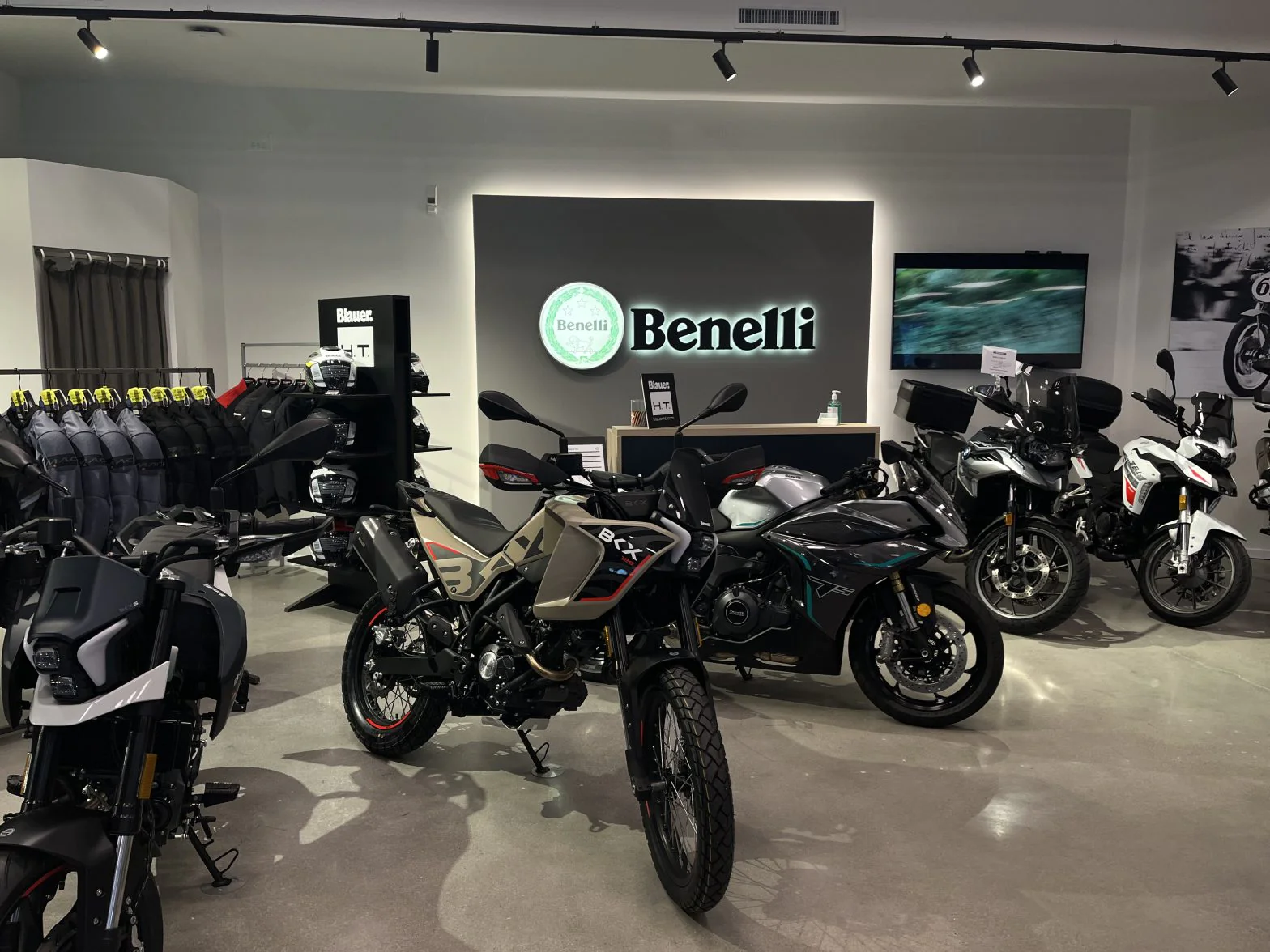 Moto Benelli in showroom da Cavauto Motorcycle ad Anzano del Parco, Como.