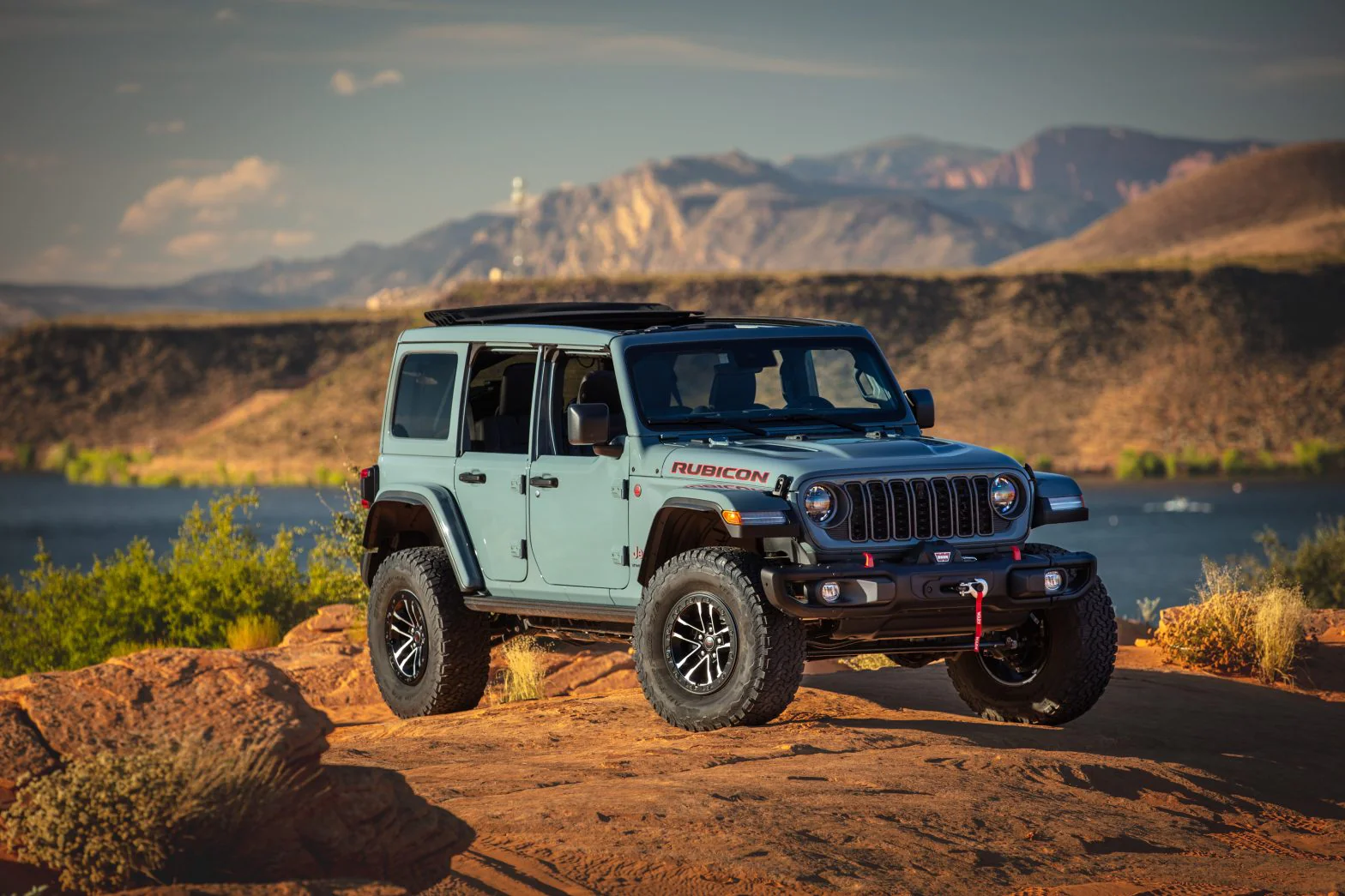 Jeep Wrangler su percorso sterrato vista anteriore